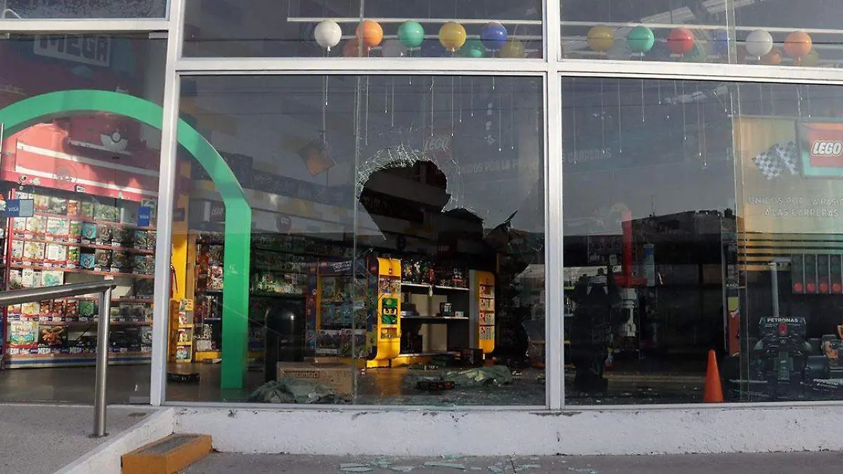 Mediante cristalazo, sujetos desconocidos entraron a robar esta madrugada a la tienda 'Juguetron'